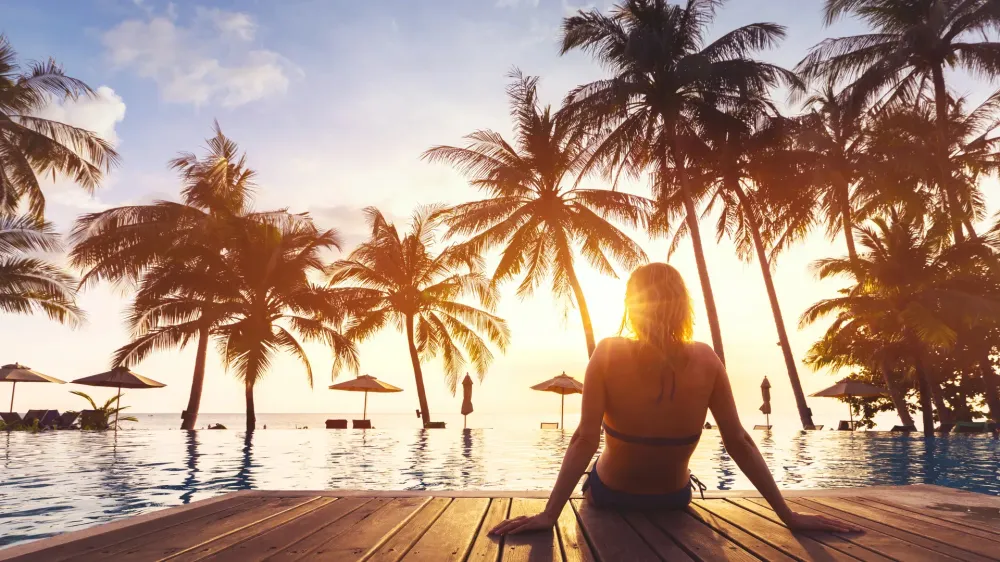 woman-beach-hotel-cover